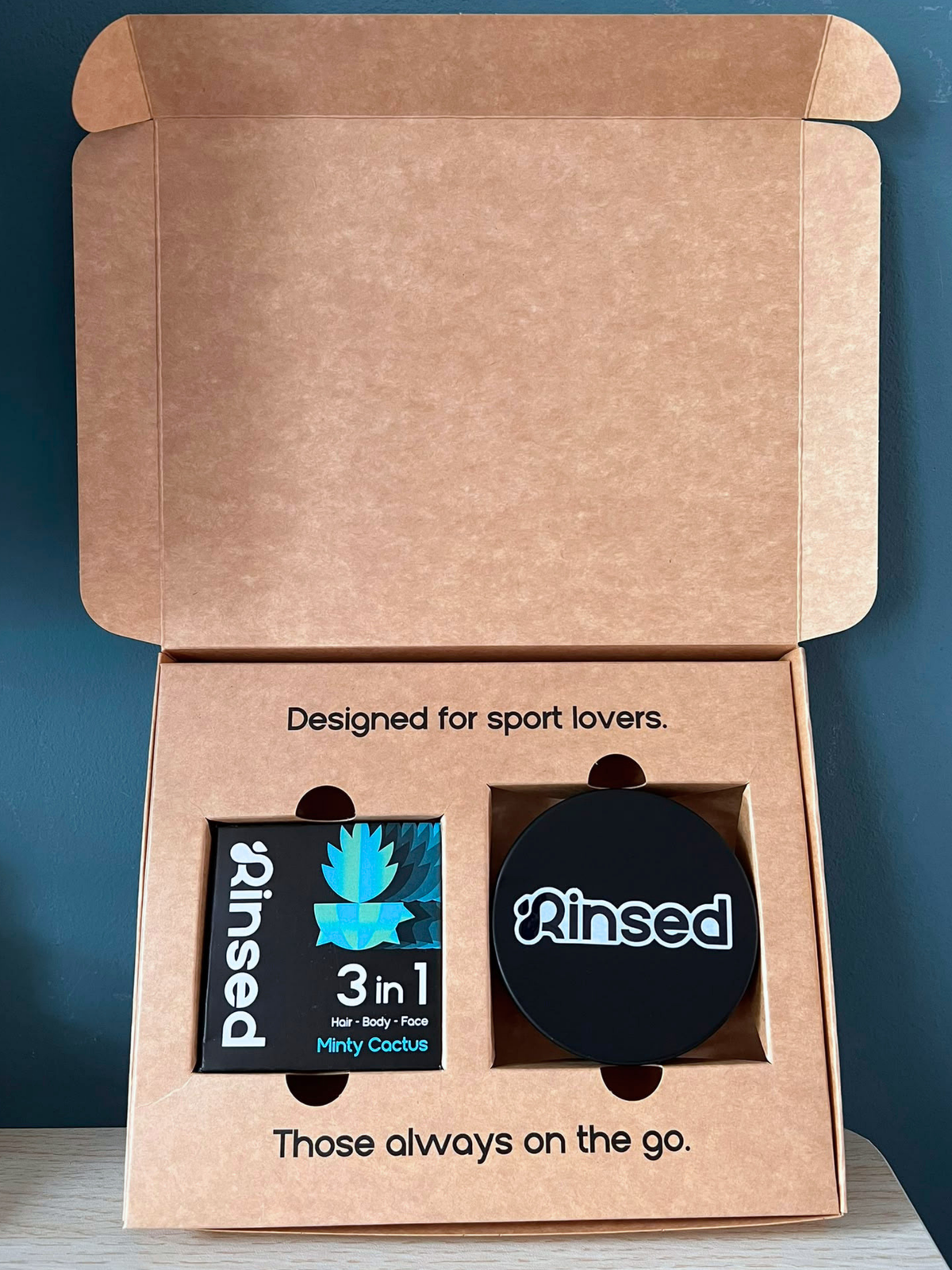 Geöffnete Rinsed Box mit dem Minty Cactus 3-in-1 Stück