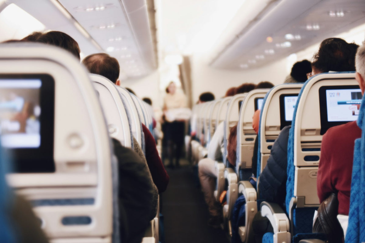 Passagers assis dans la cabine d’un avion long-courrier