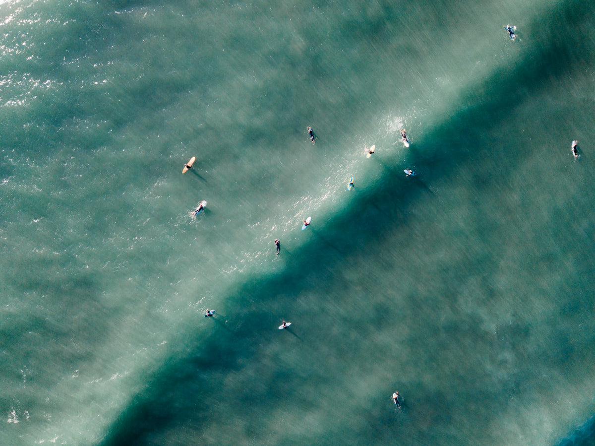 Luchtfoto van surfers bij het strand Ribeira d'Ilhas in Ericeira, Portugal