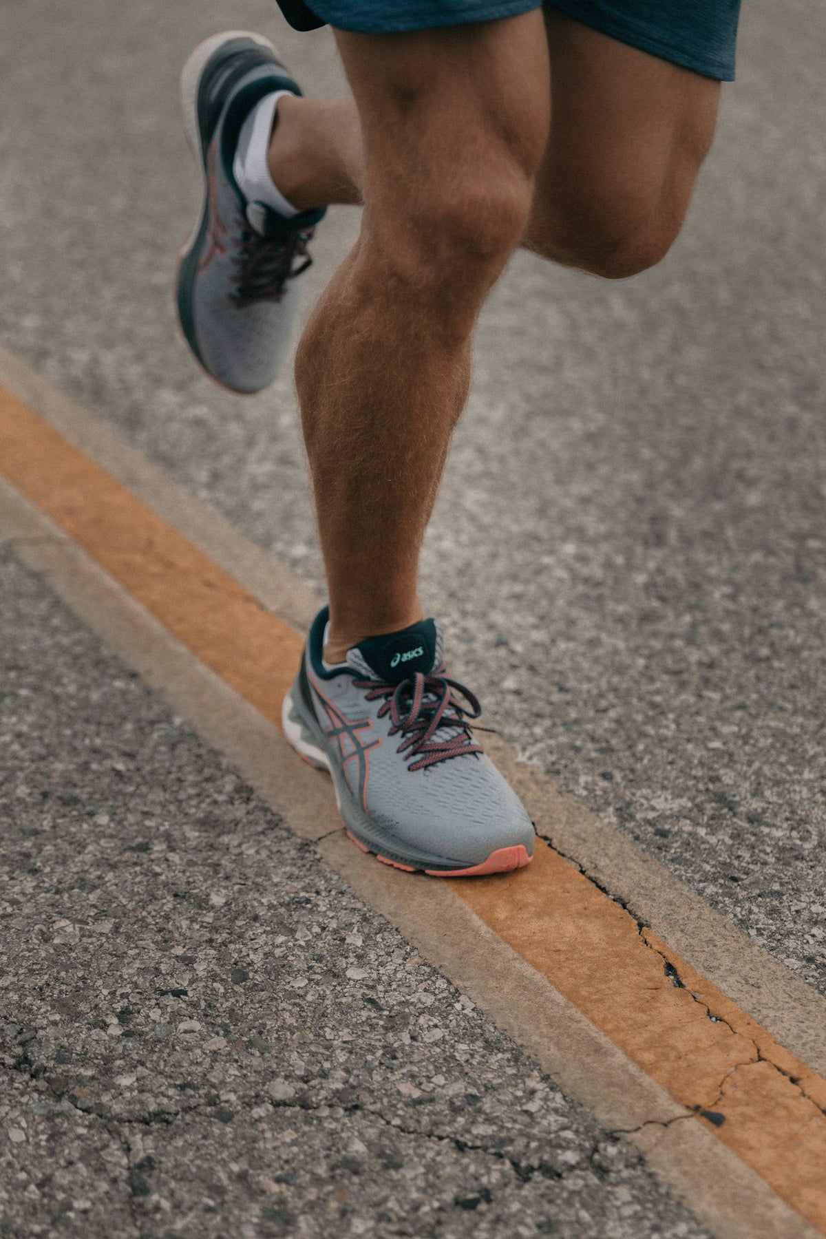 Close-up of a runner in grey running shoes
