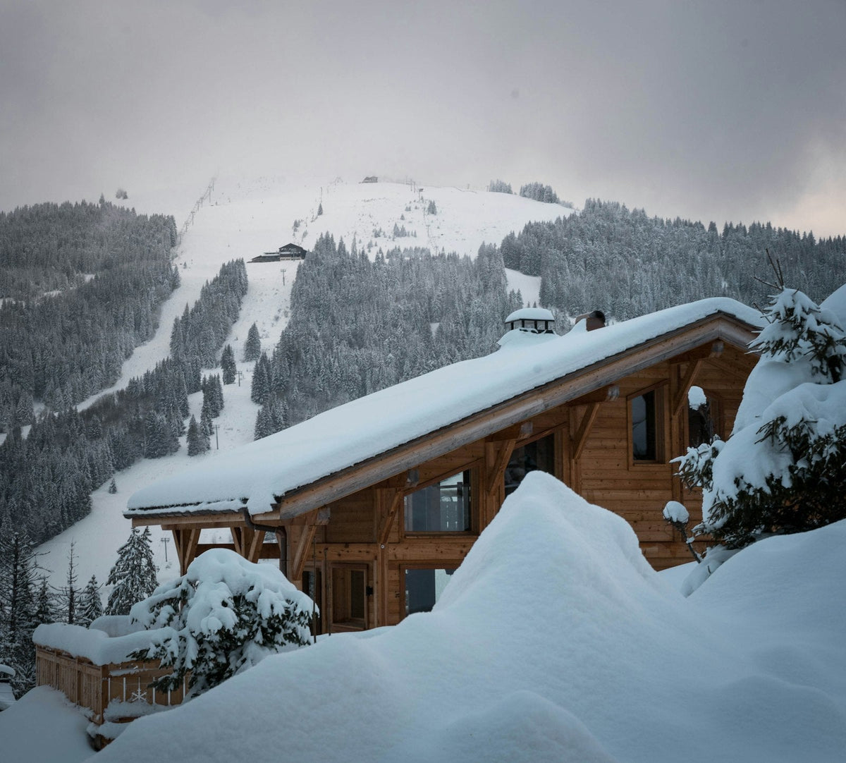 Chalet en bois sur une montagne enneigée par une journée ensoleillée