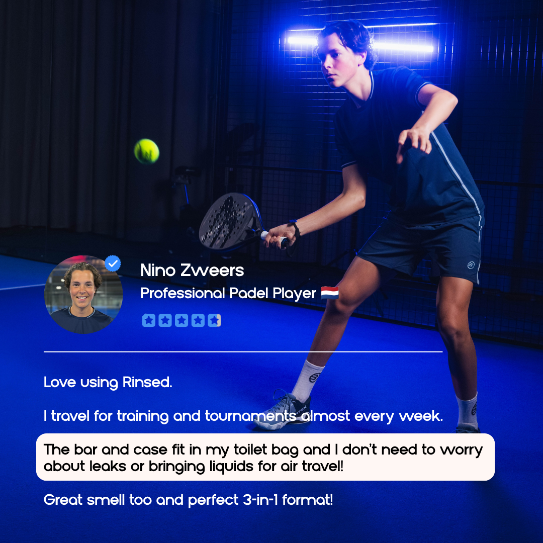 Padel player Nino Zweers on court with his five-star review of the Rinsed™ bar and travel case