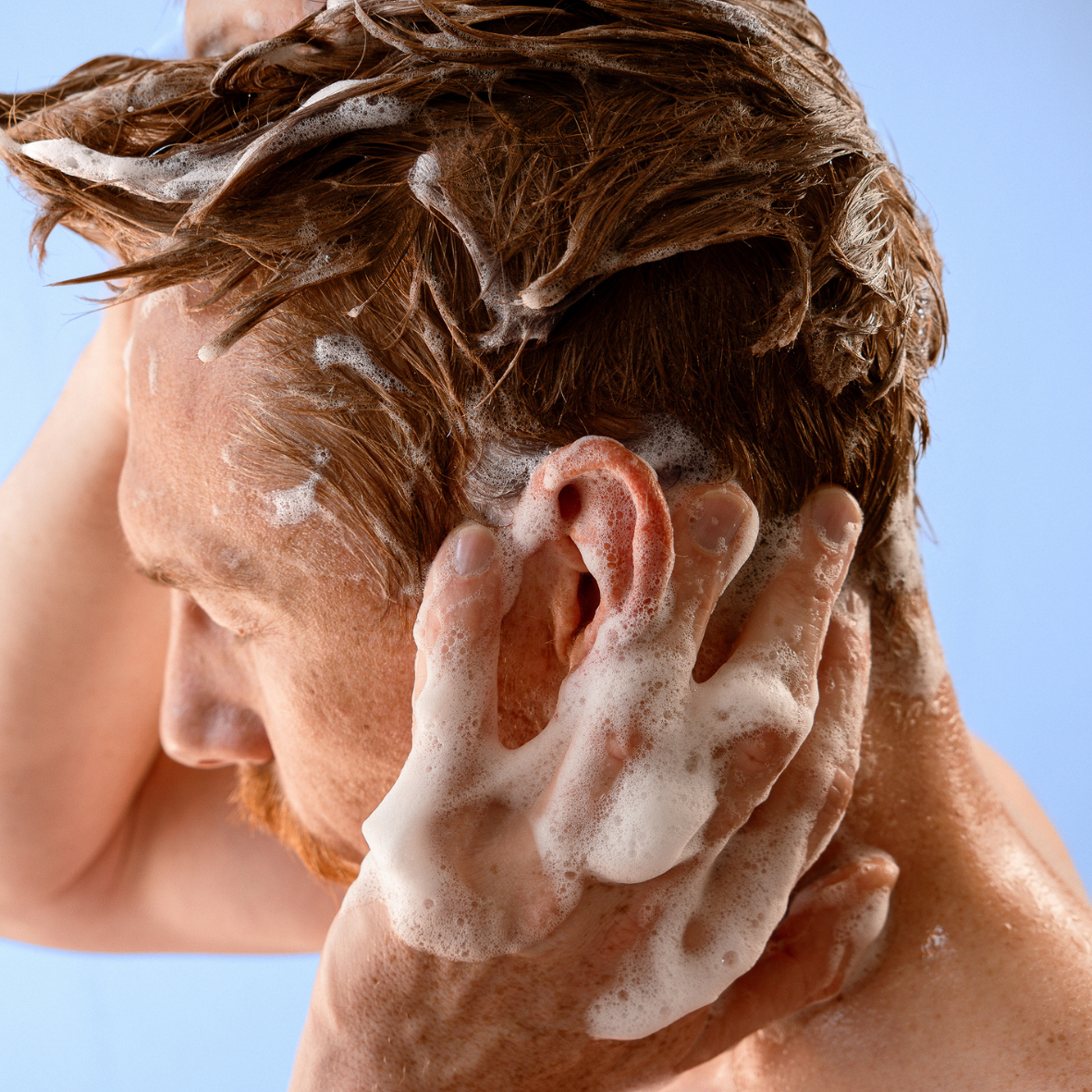 Foaming the 3-in-1 bar directly in wet hair